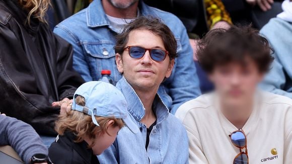 Raphaël à Roland-Garros sans Mélanie Thierry : le chanteur au milieu des stars avec deux de ses fils, dont l’aîné très chevelu !