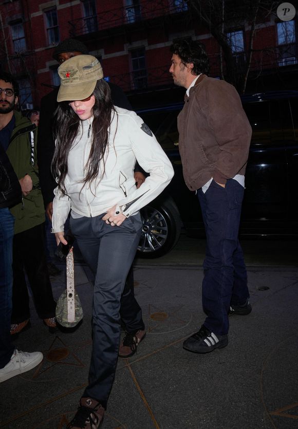 C'est le média DeuxMoi qui a dévoilé des clichés des amoureux alors en escapade à Venise, en train de s'embrasser et de siroter une coupe de champagne ! 

Exclusif - Billie Eilish et son compagnon Nat Wolff arrivent au "Lucille Lortel Theater" à New York, le 25/03/2025 @The ImageDirect / Bestimage