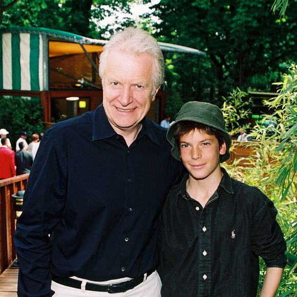 Véritable papa poule, André Dussollier confiait en 2018 au site suisse Le Temps : "J'ai envie de m'occuper de mes enfants. Ils sont en train de devenir acteurs, vous réalisez ?"

Archives - André Dussolier et son fils Léo lors du tournoi de tennis de Roland Garros à Paris. © JLPPA / Bestimage