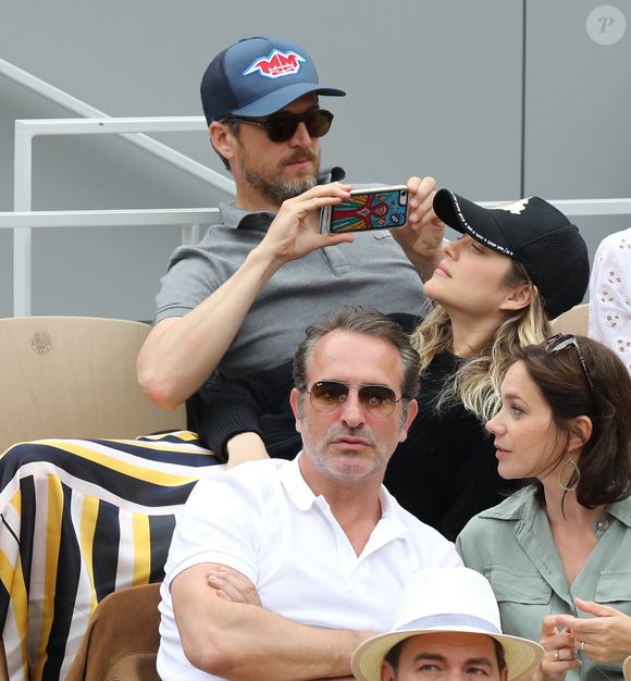 Marion Cotillard et son ex-compagnon Guillaume Canet, Jean Dujardin et sa femme Nathalie Péchalat, Salif Gueye, Clovis Cornillac dans les tribunes lors de la finale messieurs des internationaux de France de tennis de Roland Garros 2019 à Paris le 9 juin 2019. © Jacovides-Moreau/Bestimage
