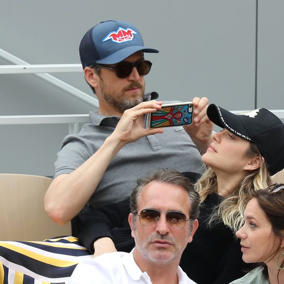 Marion Cotillard et son ex-compagnon Guillaume Canet, Jean Dujardin et sa femme Nathalie Péchalat, Salif Gueye, Clovis Cornillac dans les tribunes lors de la finale messieurs des internationaux de France de tennis de Roland Garros 2019 à Paris le 9 juin 2019. © Jacovides-Moreau/Bestimage