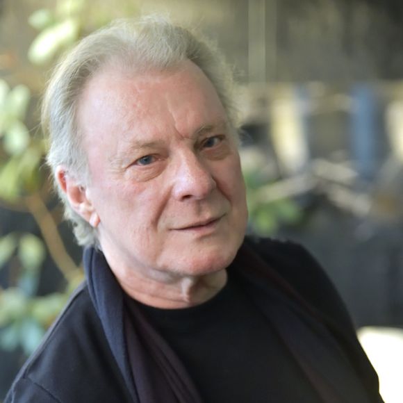 Herbert Léonard lors de la remise des insignes de Chevalier de l'ordre des Arts et Lettres à la parolière Vline Buggy (Liliane Konyn) dans les locaux de la SACEM à Paris le 9 avril 2018.
© Giancarlo Gorassini / Bestimage