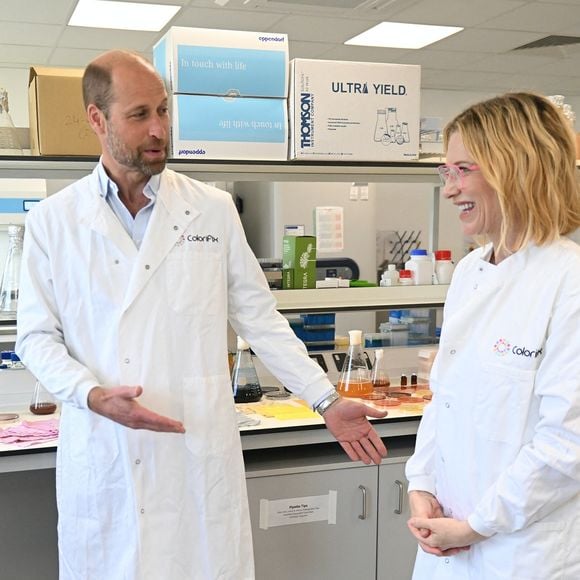 Le prince William, prince de Galles et Cate Blanchett sont en visite à la société Colorifix Limited, finaliste du prix Earthshot le 19 juin 2025.
Colorifix Limited crée des teintures durables pour les vêtements à Norwich