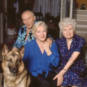 Louis Gaste, Line Renaud et sa mère Simone au domicile à la Jonchère à Rueil Malmaison en juillet 1988.

© Bortoli//JLPPA/Bestimage
