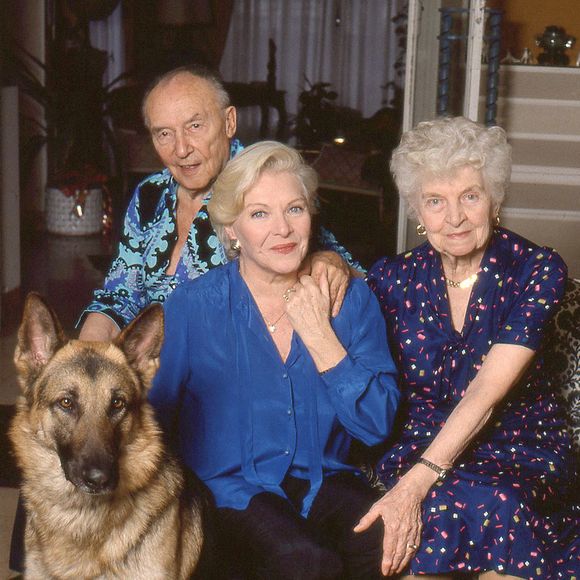 Louis Gaste, Line Renaud et sa mère Simone au domicile à la Jonchère à Rueil Malmaison en juillet 1988.

© Bortoli//JLPPA/Bestimage