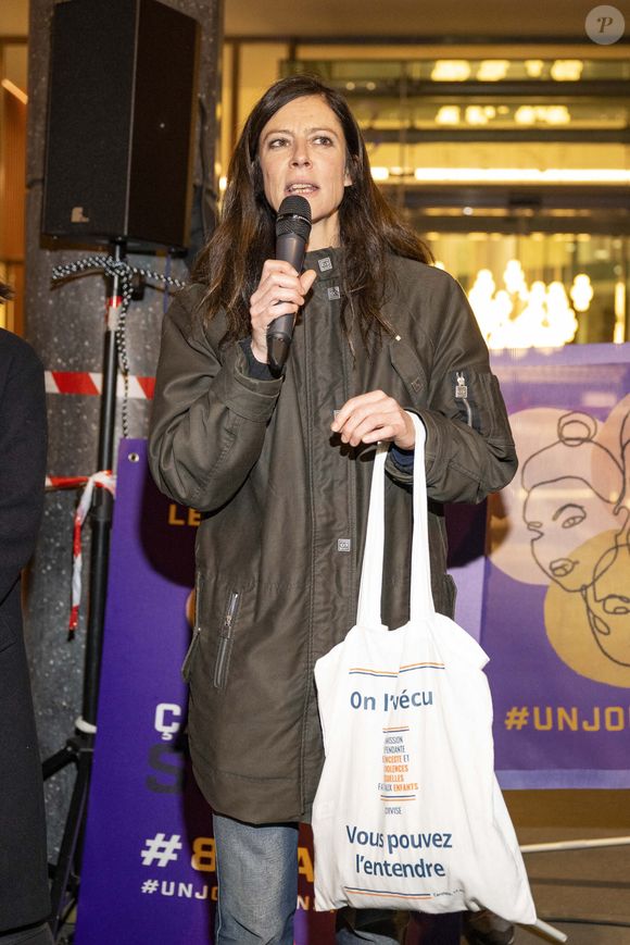 Anna Mouglalis - Rassemblement en face de l'Olympia à initiative de la CGT spectacle à l’occasion de la 49ème édition de la cérémonie des César 2024 contre les violences sexistes et sexuelles dans le monde du cinéma, suite aux différentes prises de paroles. Paris le 23 février 2024.© Pierre Perusseau / Bestimage