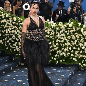 Dua Lipa sur le tapis rouge du gala du Met 2025, le lundi 5 mai 2025 à New York. 

Photo : Starmax / Bestimage