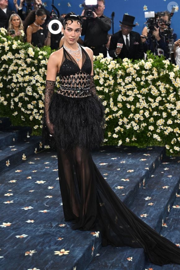 Dua Lipa sur le tapis rouge du gala du Met 2025, le lundi 5 mai 2025 à New York. 

Photo : Starmax / Bestimage