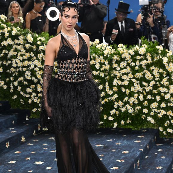Dua Lipa sur le tapis rouge du gala du Met 2025, le lundi 5 mai 2025 à New York. 

Photo : Starmax / Bestimage