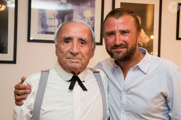 Archives - Claude Brasseur et son fils Alexandre dans les coulisses du Festival de Ramatuelle, pour la pièce "La Colère du Tigre". Le 6 août 2015
© Cyril Bruneau / Festival de Ramatuelle / Bestimage