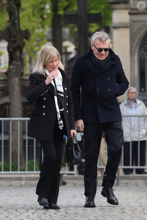 Laurent Ruquier affirme avoir demandé à Christine Bravo de se taire pour se recueillir.

Elisa Servier, Laurent Ruquier - Obsèques d'Isabelle Mergault à la Coupole du Père-Lachaise à Paris le 30 mars 2026. © Cyril Moreau - Dominique Jacovides / Bestimage