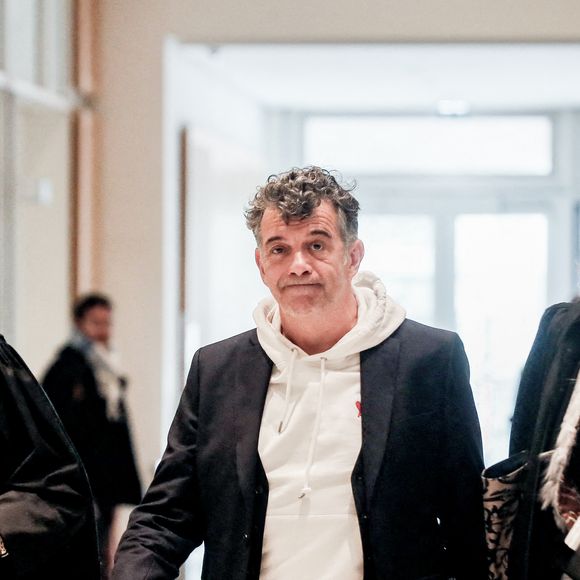 Stéphane Plaza arrive avec ses avocats Carlo Alberto Brusa et Hélène Plumet pour le verdict de son  procès pour violences sur deux anciennes compagnes, à Paris, France, le 18 février 2025. L'agent immobilier de 54 ans est jugé pour "violences physiques et/ou psychologiques habituelles par concubin" entre 2018 et 2022 sur une ancienne compagne, Amandine, ainsi que pour "violences psychologiques habituelles par concubin" sur Paola, entre 2021 et 2022. Stéphane Plaza reconnu coupable de "violences habituelles par concubin" et condamné à 12 mois de prison avec sursis. © Chrstophe Clovis/Bestimage