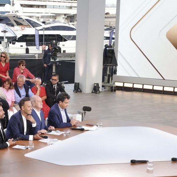 Exclusif - Bertrand Chameroy, Mohamed Bouhafsi,Pierre Lescure, Patrick Cohen, Anne-Elisabeth Lemoine - Plateau de l'émission "C à vous" lors du 78ème Festival International du Film de Cannes le 21 mai 2025. © Jack Tribeca / Bestimage