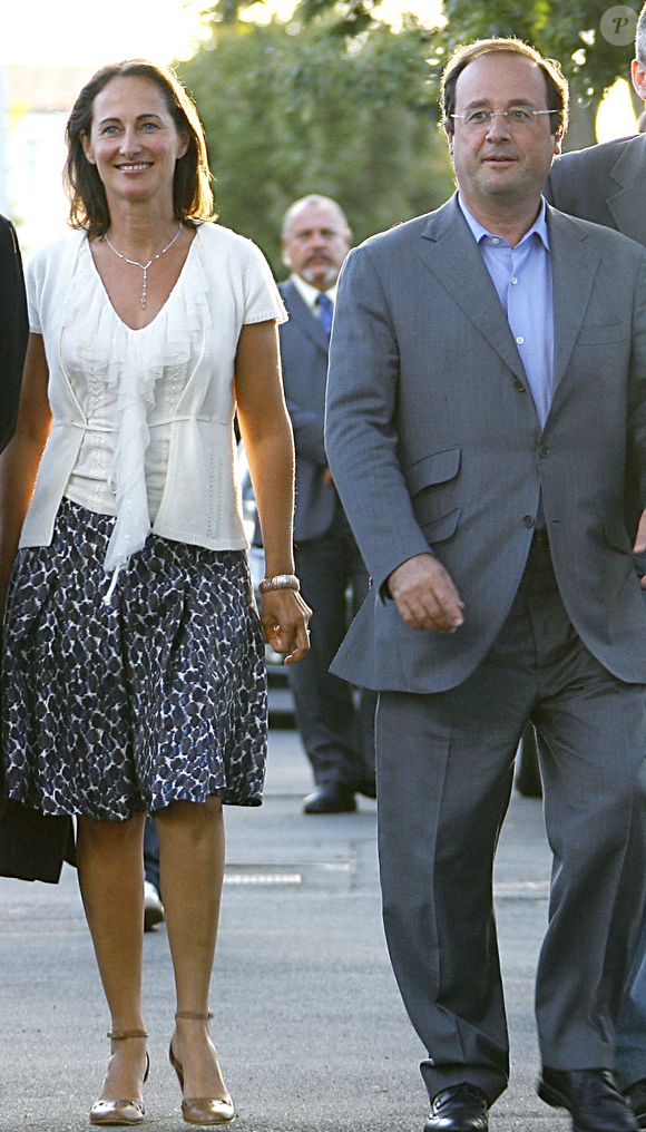 Ségolène Royal et François Hollande assistent à l'ouverture de l'Université d'été du Parti socialiste à La Rochelle près de Bordeaux, France, le 24 août 2006. Photo de Bernard-Mousse/ABACAPRESS.COM