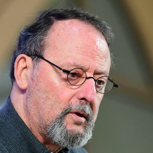 Pour la star des "Rivières pourpres", "il y a des moments où le corps vous ordonne 'Laisse-moi tranquille'", expliquait-il. "Et l'esprit le plus aiguisé ne va pas changer la route. 'Personne ne repasse par sa jeunesse', dit la chanson de Serge Reggiani", "Il suffirait de presque rien".

Jean Reno lors de la 164ème vente des Hospices de Beaune sous les Halles de Beaune le 17 novembre 2024. © Romain Doucelin / Bestimage