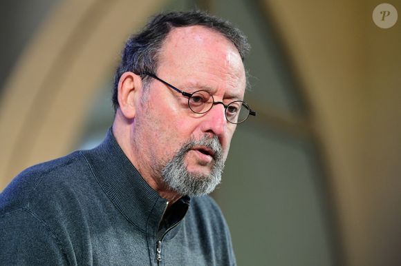 Pour la star des "Rivières pourpres", "il y a des moments où le corps vous ordonne 'Laisse-moi tranquille'", expliquait-il. "Et l'esprit le plus aiguisé ne va pas changer la route. 'Personne ne repasse par sa jeunesse', dit la chanson de Serge Reggiani", "Il suffirait de presque rien".

Jean Reno lors de la 164ème vente des Hospices de Beaune sous les Halles de Beaune le 17 novembre 2024. © Romain Doucelin / Bestimage