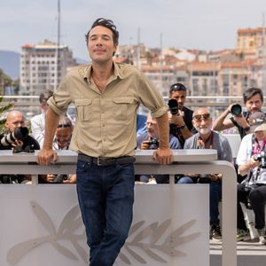 Le réalisateur Nicolas Bedos au photocall de "Mascarade" lors du 75ème Festival International du Film de Cannes, le 28 mai 2022. 
© Olivier Borde / Bestimage