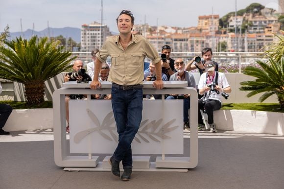Le réalisateur Nicolas Bedos au photocall de "Mascarade" lors du 75ème Festival International du Film de Cannes, le 28 mai 2022. 
© Olivier Borde / Bestimage