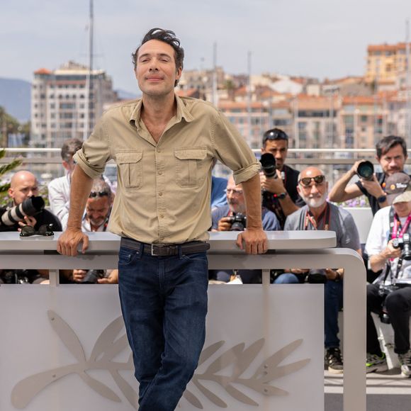 Le réalisateur Nicolas Bedos au photocall de "Mascarade" lors du 75ème Festival International du Film de Cannes, le 28 mai 2022. 
© Olivier Borde / Bestimage