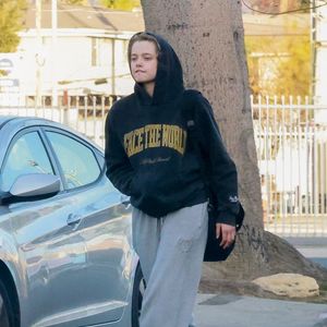Los Angeles, CA - EXCLUSIF - Shiloh Jolie-Pitt sort de son cours de danse, vêtue d'un sweat à capuche, d'un pantalon de survêtement et de Air Jordans, alors qu'elle monte dans une voiture dont la carrosserie est visiblement abîmée. 2023