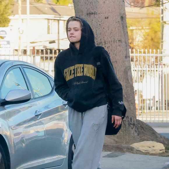 Los Angeles, CA - EXCLUSIF - Shiloh Jolie-Pitt sort de son cours de danse, vêtue d'un sweat à capuche, d'un pantalon de survêtement et de Air Jordans, alors qu'elle monte dans une voiture dont la carrosserie est visiblement abîmée. 2023