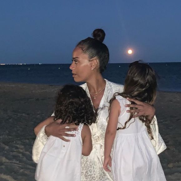 Amel Bent avec ses filles Sofia et Hana lors de vacances dans le sud de la France. Instagram