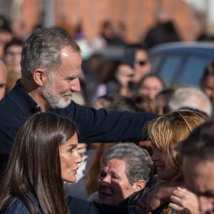 Les souverains s'étaient notamment rendus à Valence pour soutenir les sinistrés et certains avaient d'ailleurs fait part de leur immense colère.

Le roi Felipe VI et la reine Letizia d’Espagne visitent Utiel, moins d'un mois après leur accueil houleux à Valence, suite aux inondations meurtrières, le 19 novembre 2024.