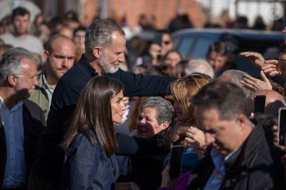 Les souverains s'étaient notamment rendus à Valence pour soutenir les sinistrés et certains avaient d'ailleurs fait part de leur immense colère.

Le roi Felipe VI et la reine Letizia d’Espagne visitent Utiel, moins d'un mois après leur accueil houleux à Valence, suite aux inondations meurtrières, le 19 novembre 2024.