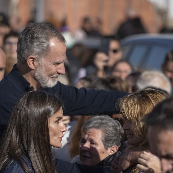 Les souverains s'étaient notamment rendus à Valence pour soutenir les sinistrés et certains avaient d'ailleurs fait part de leur immense colère.

Le roi Felipe VI et la reine Letizia d’Espagne visitent Utiel, moins d'un mois après leur accueil houleux à Valence, suite aux inondations meurtrières, le 19 novembre 2024.