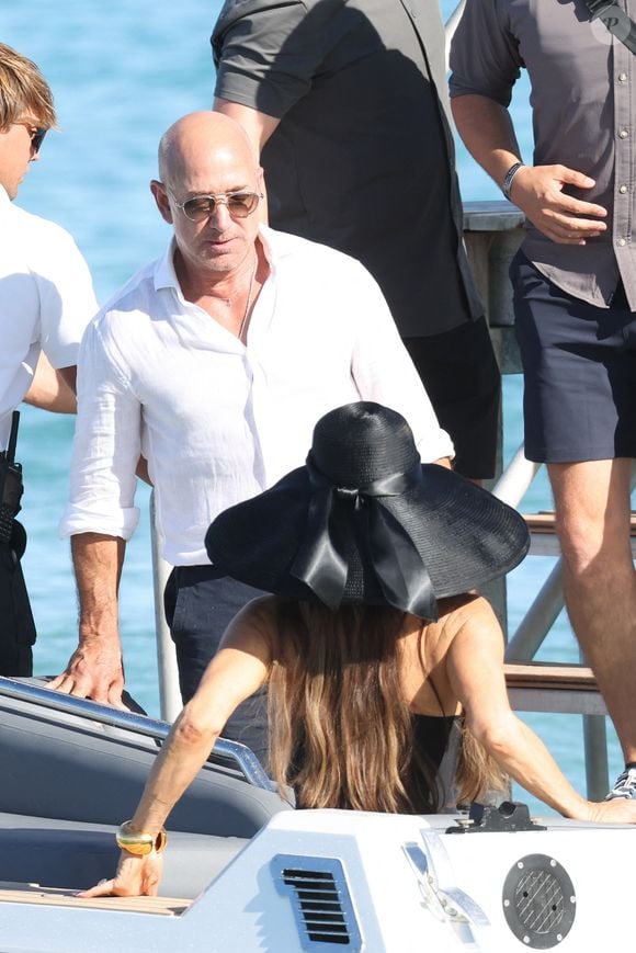 En cette période estivale, les intéressés profitent actuellement de la Côte d'Azur.

Jeff Bezos et sa femme Lauren Sanchez au Club 55 sur la plage de Pampelonne à Saint-Tropez (Ramatuelle), Côte d'Azur, France, le 22 juillet 2025. © Bestimage