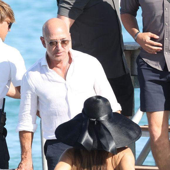 En cette période estivale, les intéressés profitent actuellement de la Côte d'Azur.

Jeff Bezos et sa femme Lauren Sanchez au Club 55 sur la plage de Pampelonne à Saint-Tropez (Ramatuelle), Côte d'Azur, France, le 22 juillet 2025. © Bestimage