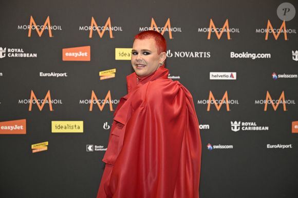 Parmi les tenues les plus déjantées, on peut noter celle du candidat belge Red Sebastian, qui a osé une toge rouge très papale, ou celle de Miriana Conte, qui représentera Malte, affublée d'une tenue faite de journaux froissés.

Le candidat belge Red Sebastien sur le Tapis turquoise de l'Eurovision, le 11 mai 2025, à Bâle, en Suisse. © Jessica Gow / TT / Code 10070  0
