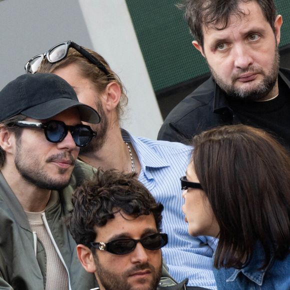 Sa tentative ratée l’a lancé dans le métier, mais côté cœur, il cultive toujours le mystère.

Francois Civil, Sacha Abitbol, Adele Exarchopoulos à Roland Garros le 8 juin 2025 à Paris, France. Photo par Nasser Berzane/ABACAPRESS.COM