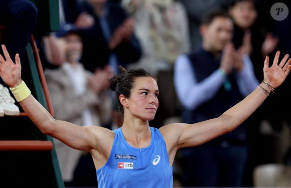 Si son parcours s’arrête à ce stade, la Française est assurée de repartir avec 690 000 euros !

Loïs Boisson dans les tribunes lors des Internationaux de France de Tennis de Roland Garros 2025, à Paris, France, le 4 juin 2025. © Jacovides-Moreau/Bestimage