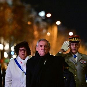 À l'occasion des commémorations des 80 ans de la libération d'Auschwitz, le Premier ministre François Bayrou ravive la flamme du soldat inconnu sous l'Arc de Triomphe à Paris, France, len27 janvier 2025, en présence de représentants de l'Union des déportés d'Auschwitz. © Christian Liewig/Bestimage