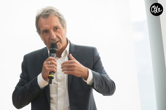 Lorsqu’il n’est pas au travail, il aime retrouver le calme de cette région qui lui est chère.

Jean-Jacques Bourdin - Conférence de presse de la rentrée de la station de radio RMC à la maison de l'Alsace sur les Champs-Elysées à Paris le 31 aout 2017.

Photo : Agence / Bestimage