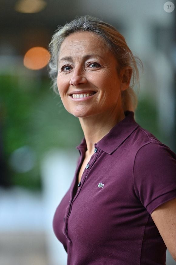 "La chose la plus dure, c'est de renoncer à ce qu'on a l'impression de porter comme une mission. Toute la rédaction se sent investie, c'est assez lourd, riche, passionnant et sérieux. Donc, ce qui provoque un sentiment un peu bizarre quand on arrête, c'est que la mission est terminée" a confié Anne-Sophie Lapix.

Anne-Sophie Lapix assiste aux Internationaux de France 2024 à Roland Garros le 02 juin 2024 à Paris, France. Photo by ABACAPRESS.COM