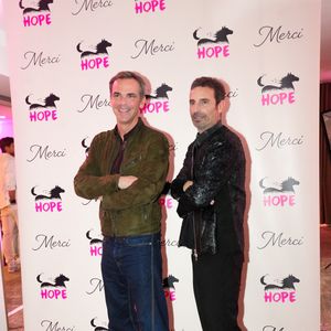 Richard Orlinski (ambassadeur de Hope, parrain du gala), Olivier Véran lors de la soirée annuelle de gala de l'association Hope au pavillon Gabriel à Paris le 14 octobre 2025.
L’association HOPE propose, à travers l’équithérapie et de nombreux ateliers artistiques, un accompagnement destiné aux femmes qui, après l’annonce de leur cancer, souhaitent se reconstruire émotionnellement et retrouver confiance en elles, au-delà du parcours médical.

© Anne-Sophie Guebey / Bestimage