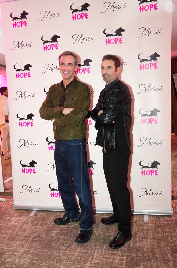 Richard Orlinski (ambassadeur de Hope, parrain du gala), Olivier Véran lors de la soirée annuelle de gala de l'association Hope au pavillon Gabriel à Paris le 14 octobre 2025.
L’association HOPE propose, à travers l’équithérapie et de nombreux ateliers artistiques, un accompagnement destiné aux femmes qui, après l’annonce de leur cancer, souhaitent se reconstruire émotionnellement et retrouver confiance en elles, au-delà du parcours médical.

© Anne-Sophie Guebey / Bestimage