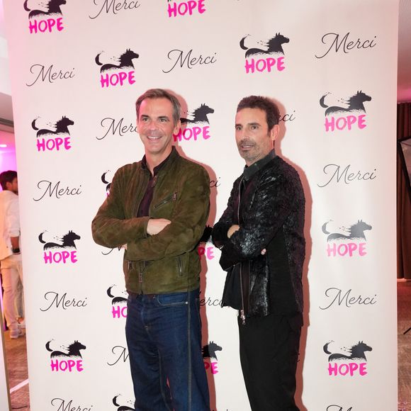 Richard Orlinski (ambassadeur de Hope, parrain du gala), Olivier Véran lors de la soirée annuelle de gala de l'association Hope au pavillon Gabriel à Paris le 14 octobre 2025.
L’association HOPE propose, à travers l’équithérapie et de nombreux ateliers artistiques, un accompagnement destiné aux femmes qui, après l’annonce de leur cancer, souhaitent se reconstruire émotionnellement et retrouver confiance en elles, au-delà du parcours médical.

© Anne-Sophie Guebey / Bestimage