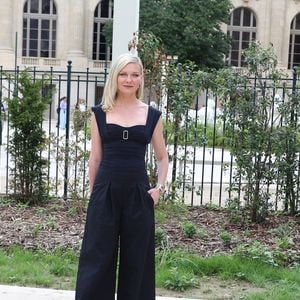 Kirsten Dunst - Les célébrités arrivent au défilé Chanel Collection Haute Couture Automne/Hiver 2025-2026 lors de la Fashion Week de Paris (PFW), le 8 juillet 2025. 
© Denis Guignebourg / Bestimage