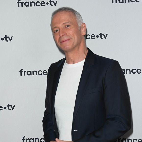 Avouant que celle-ci avait été compliquée à mettre en place et qu'il en avait souffert pendant de longs mois.

Samuel Étienne - Conférence de presse du Telethon 2022 à Paris le 21 octobre 2022.

© Coadic Guirec / Bestimage