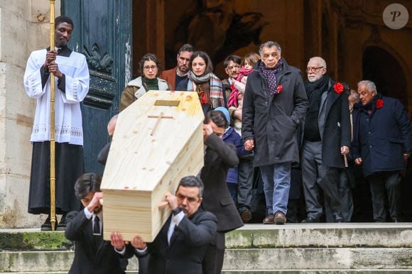 Pia Laborde et Gabrièle Laborde, les filles de Catherine Laborde, leur père Jimmy, Thomas Stern, le mari de la défunte aux obsèques de Catherine Laborde en l'église Saint-Roch à Paris, le 6 février 2025. 

© Jacovides - Moreau / Bestimage