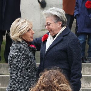Evelyne Dheliat et Françoise Laborde arrivent à la cérémonie des obsèques de Catherine Laborde à l'église Saint-Roch à Paris, France, le 6 février 2025. L'emblématique présentatrice météo de TF1 est décédée le 28 janvier 2025 à l'âge de 73 ans, des suites d'une démence à corps de Lewy, une maladie neurodégénérative dont Catherine Laborde souffrait depuis 2014. Photo par Jerome Domine/ABACAPRESS.COM