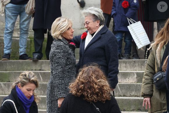 Evelyne Dheliat et Françoise Laborde arrivent à la cérémonie des obsèques de Catherine Laborde à l'église Saint-Roch à Paris, France, le 6 février 2025. L'emblématique présentatrice météo de TF1 est décédée le 28 janvier 2025 à l'âge de 73 ans, des suites d'une démence à corps de Lewy, une maladie neurodégénérative dont Catherine Laborde souffrait depuis 2014. Photo par Jerome Domine/ABACAPRESS.COM