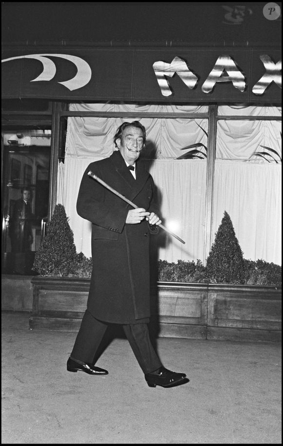 ARCHIVES - SALVADOR DALI SORT DE CHEZ MAXIM'S A PARIS