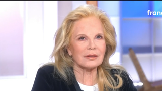 "C'est la première fois que..." : Sylvie Vartan perd ses moyens dans C à Vous, une histoire très personnelle à l'origine de sa réaction