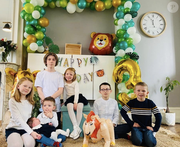 Au-delà des difficultés d'adaptation, Tom a dû faire face au harcèlement. 

Justine Cordule (Familles nombreuses) partage une photo de ses sept enfants - Instagram