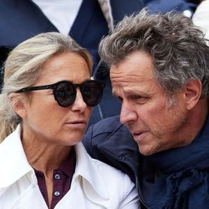 Après plus de 40 ans de carrière à la radio.

Anne-Sophie Lapix et son mari Arthur Sadoun dans les tribunes au même moment dans les tribunes des Internationaux de France de tennis de Roland Garros 2024 à Paris, France, le 2 juin 2024. © Jacovides-Moreau/Bestimage