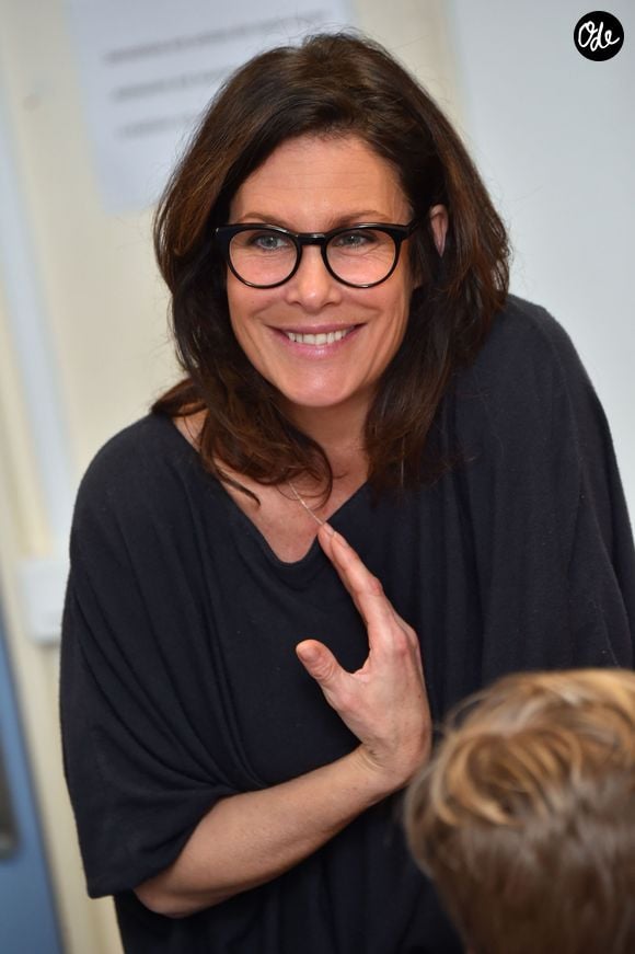 Astrid Veillon participe à la campagne "Lecture pour tous" au collège Ségurane à Nice le 6 février 2017. © Bruno Bebert / Bestimage